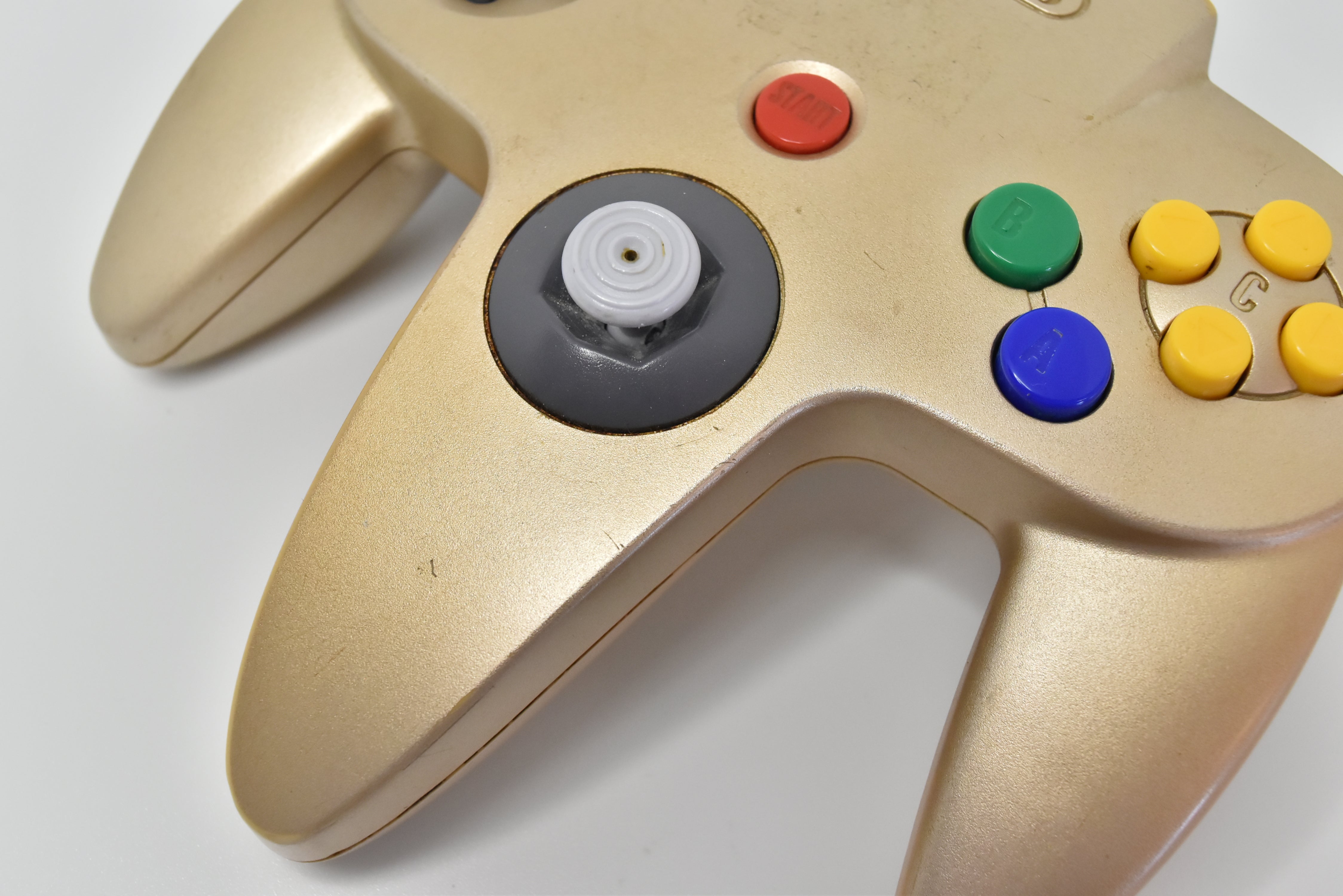 Nintendo 64 Gold Console System / Toys "R" Us Limited Edition / NTSC-J (Japan)
