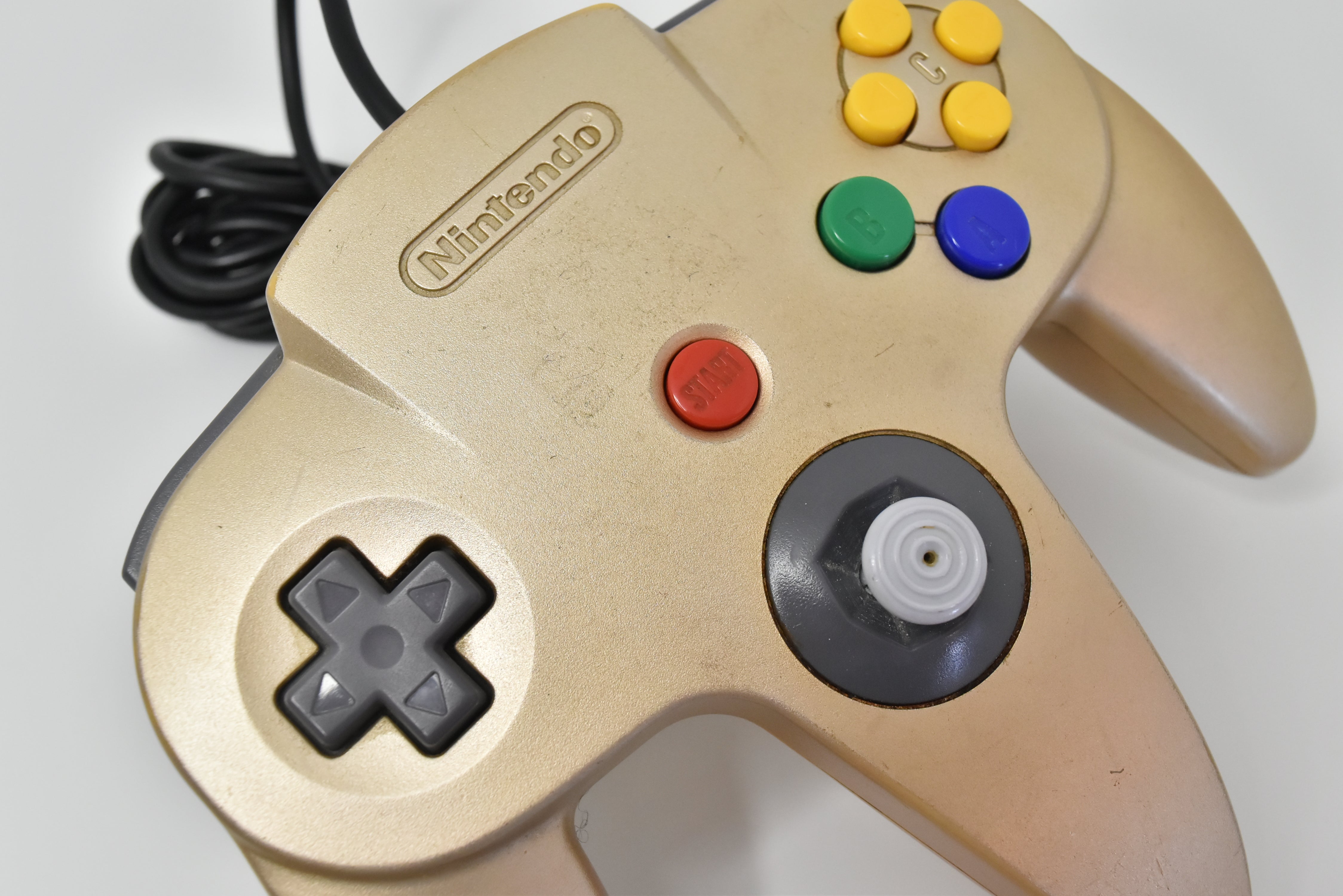 Nintendo 64 Gold Console System / Toys "R" Us Limited Edition / NTSC-J (Japan)